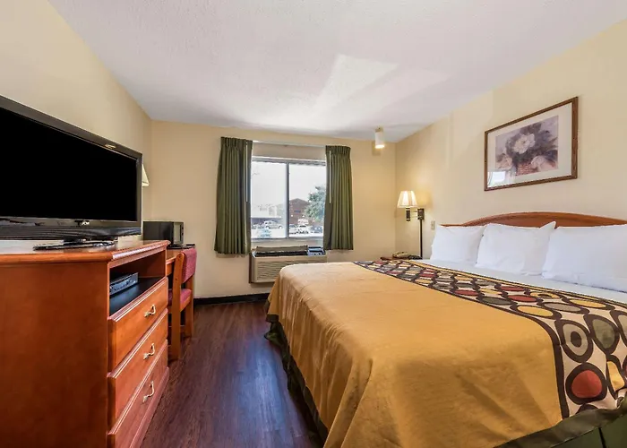 Super 8 By Wyndham Denton Hotel