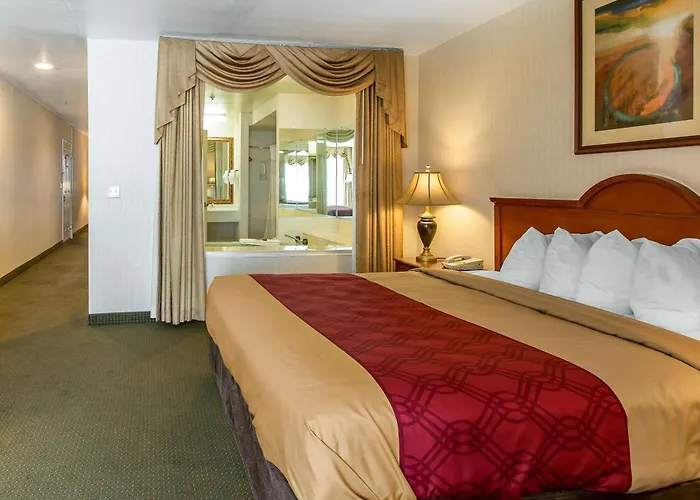 Econo Lodge Inn & Suites Riverside - Corona