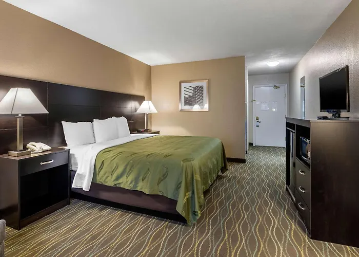 Quality Inn & Suites Des Moines - Merle Hay Road Urbandale