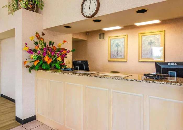 Econo Lodge Inn & Suites Gulfport Airport
