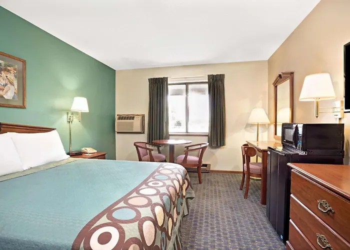 Super 8 By Wyndham Hudson Hotel