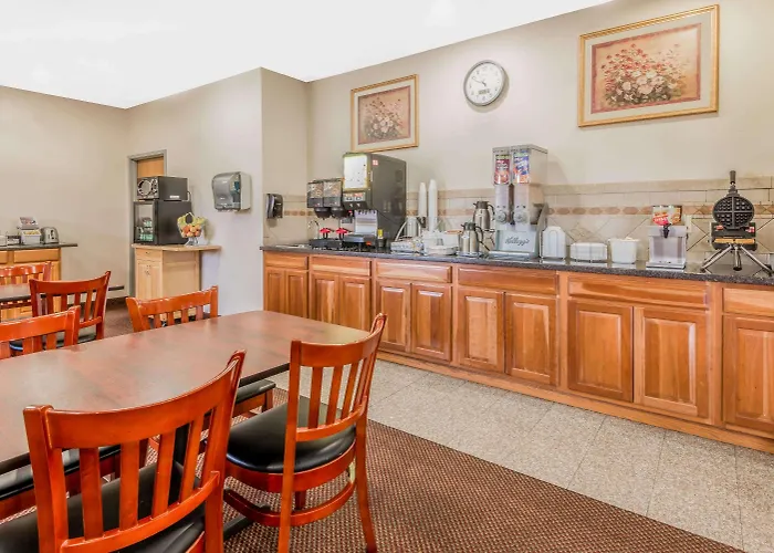 Super 8 By Wyndham Salina Hotel