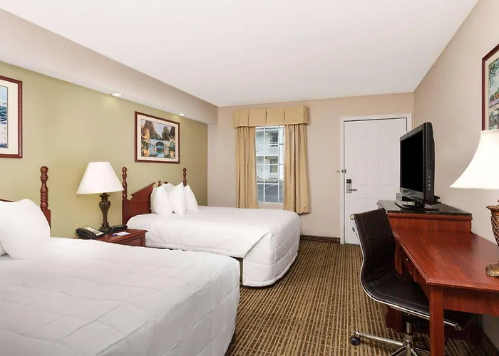 Baymont By Wyndham Tullahoma Hotel