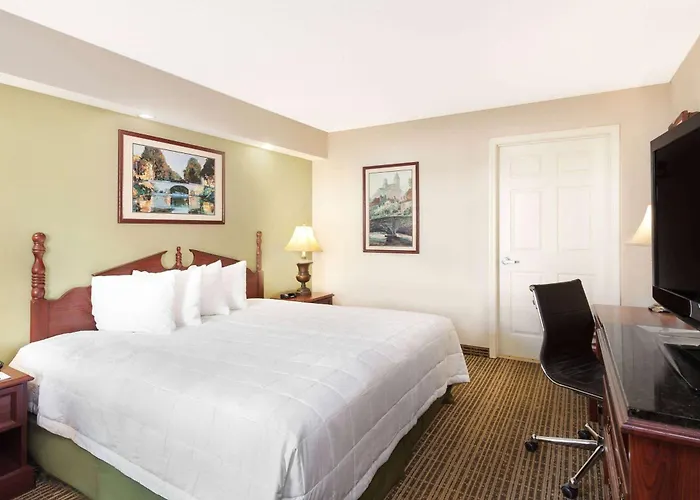 Baymont By Wyndham Tullahoma Hotel
