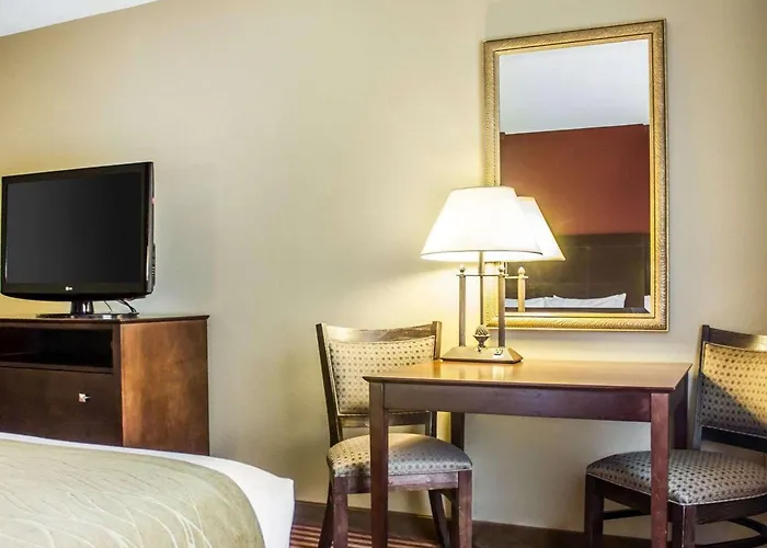 Dayville Hotels