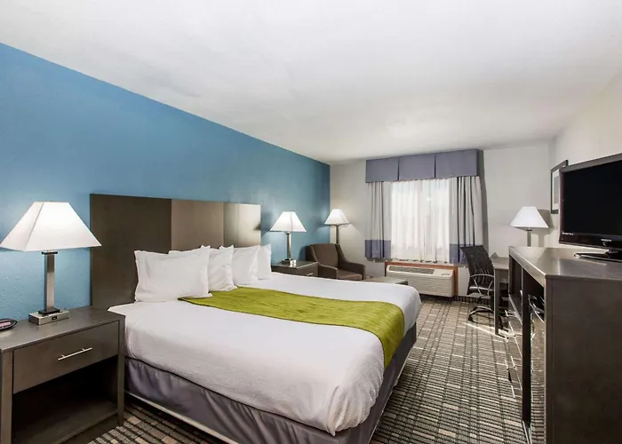 Baymont By Wyndham Pella Motel
