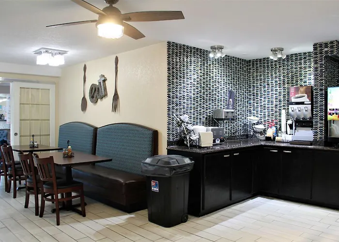 Baymont By Wyndham Stevens Point Hotel