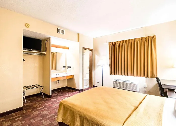 Econo Lodge Watertown