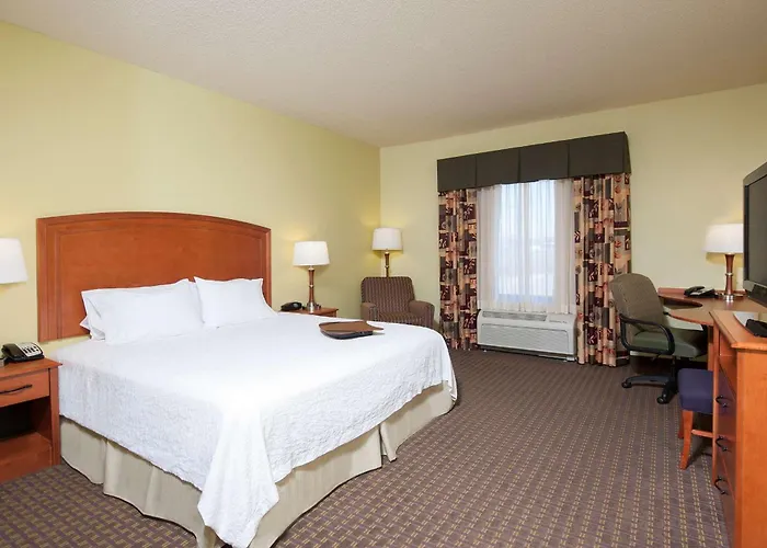 Macomb Hotels