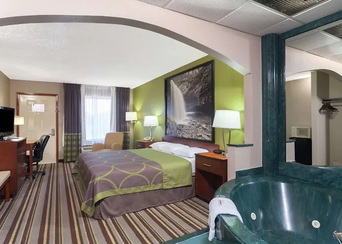 Super 8 By Wyndham Clarksville Northeast