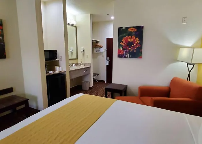 Madisonville Hotels