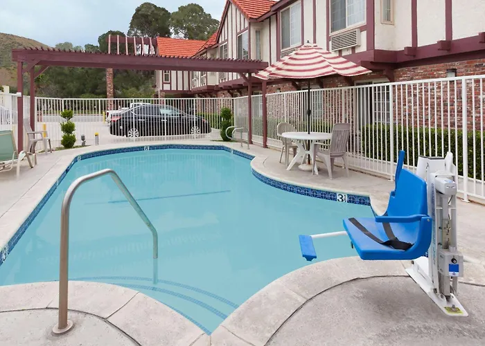 Super 8 By Wyndham Santa Clarita/Valencia