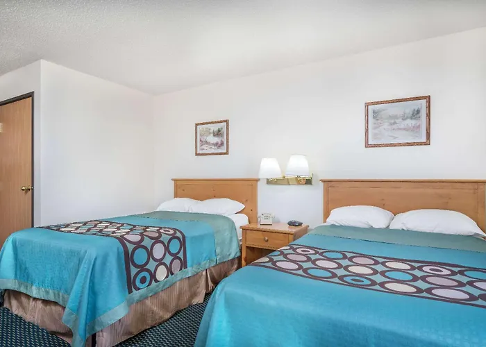 Super 8 By Wyndham Phillips Hotel