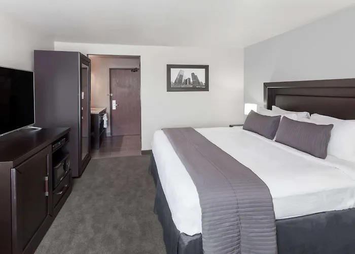 Baymont By Wyndham Glenview Hotel