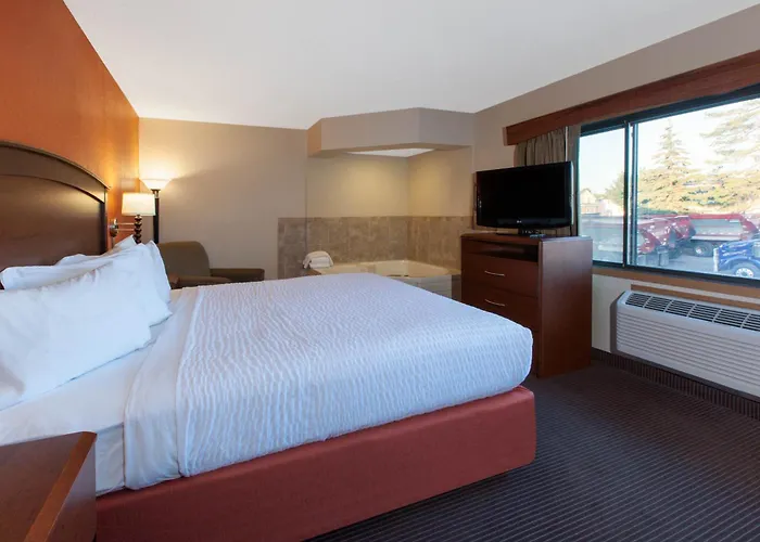 Iron River Hotels