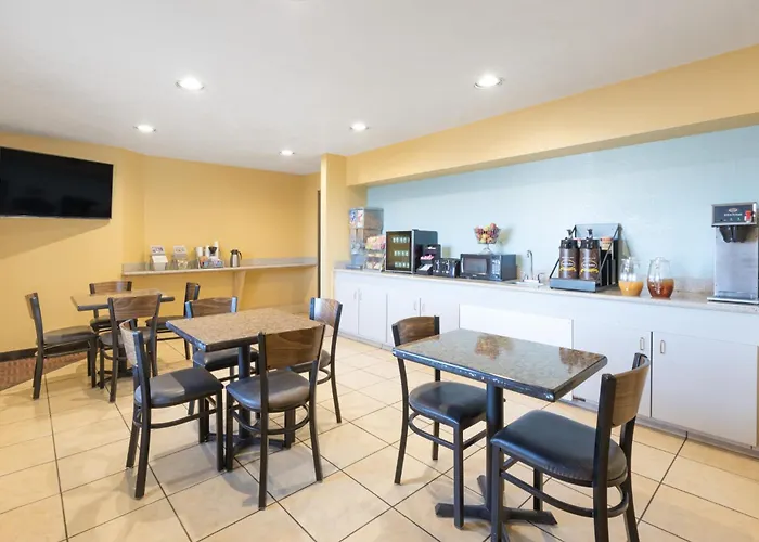 Super 8 By Wyndham Midland Motel