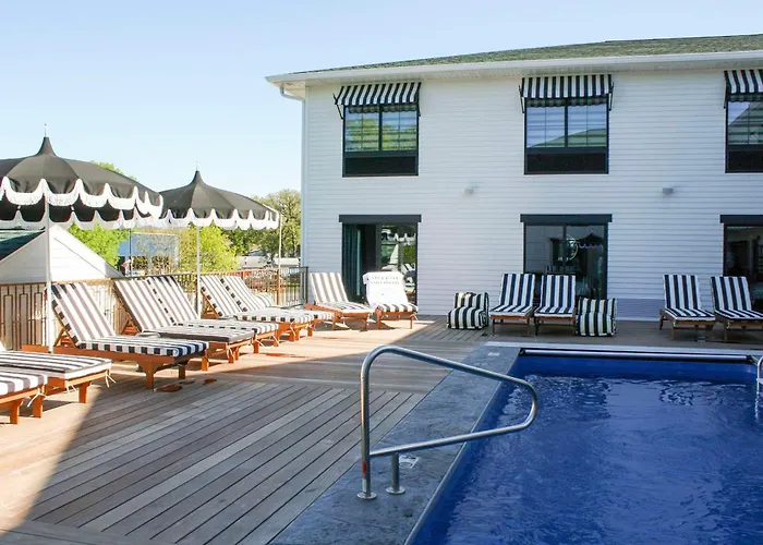 Arnolds Park Hotels