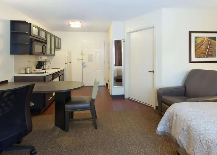 Candlewood Suites By The Galleria