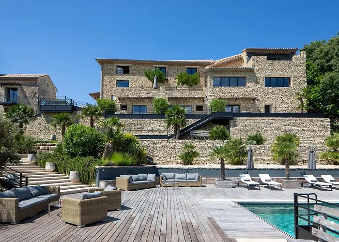 Crillon-le-Brave Hotels