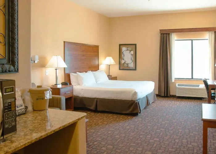 Grand Forks Lodge And Suites