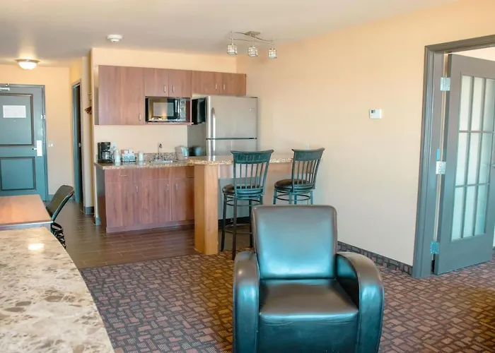 Grand Forks Lodge And Suites