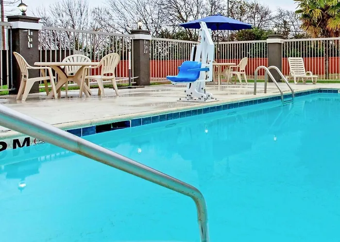 La Quinta By Wyndham Cleburne Hotel
