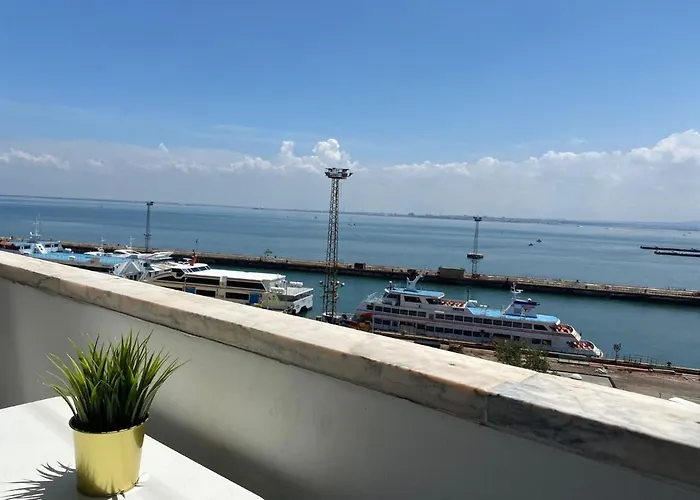 Comfortable Bedrooms In Apartment With River View Almada