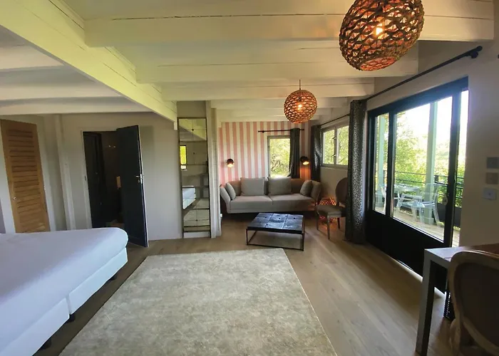 Hotels in Crillon-le-Brave