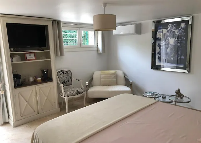 Tres Belle Chambre D'Hote A La Chapelle Sainte Anne Bed and Breakfast