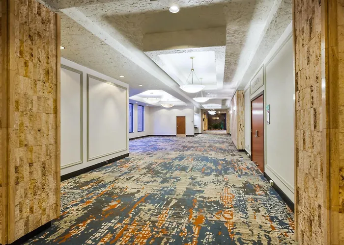 Crowne Plaza Columbus North - Worthington By Ihg Hotel