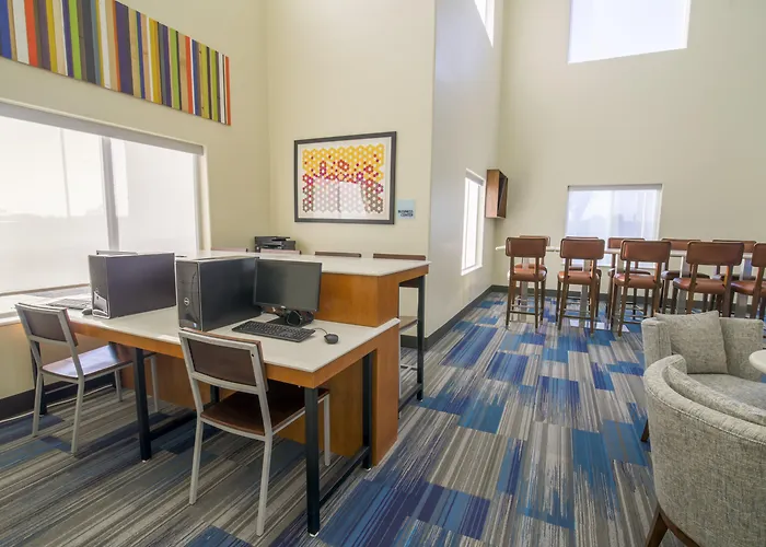 Raymondville Hotels