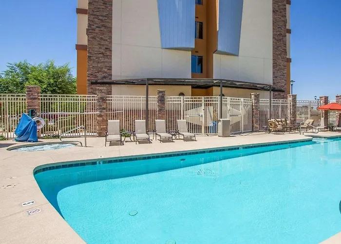 Comfort Suites Glendale - State Farm Stadium Area