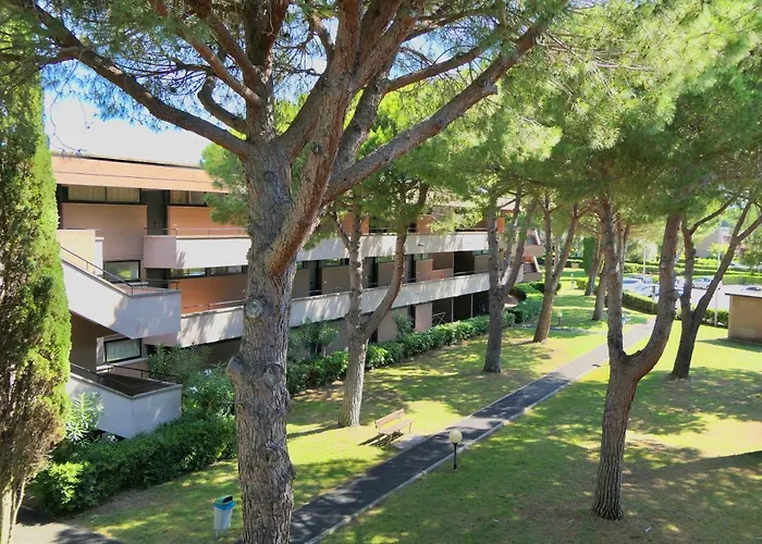 Apartment 3 Beds In Residence With Swimming-Pool Bed And Bath Linen Included