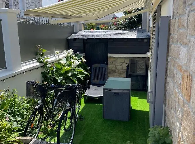 STUDIO 3 Mn de la PLAGE Terrasse Vélos Proche de la ville fortifiée
