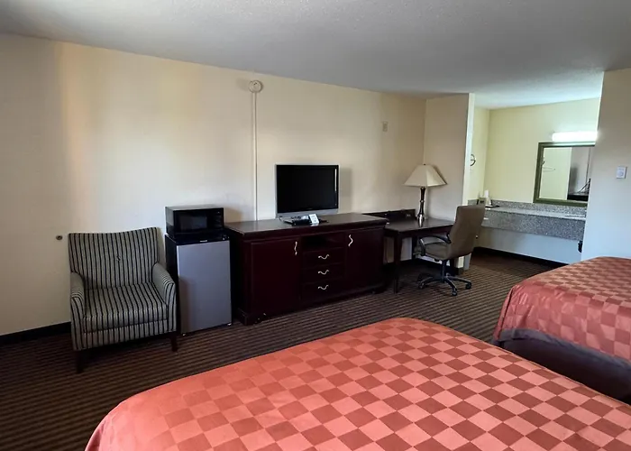 Scottish Inn & Suites - Eau Claire