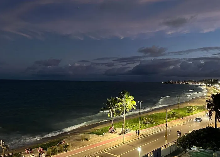 Flat em Hotel de Luxo beira mar da grife Ritz suítes com vista ampla para todo o mar da cruz das almas, jatiúca e ponta verde, com toda estrutura de um hotel lindo e arrojado, academia, piscina e muito mais, venha viver essa experiência incrível! Mac