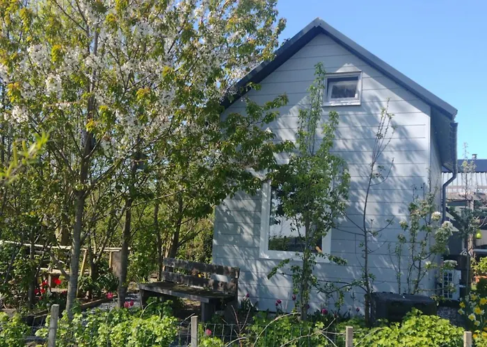 Tuinhuisje in het groen Almere