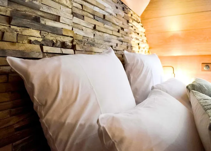Bray-et-Lu Hotels