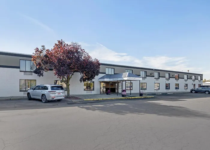 Seaport Inn & Suites