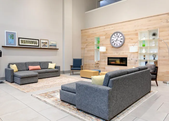 Holts Summit Hotels
