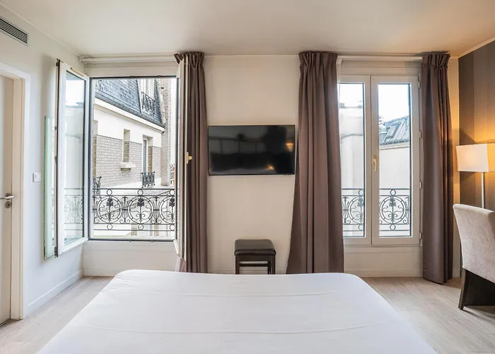 Hotel De Flore - Montmartre Parigi
