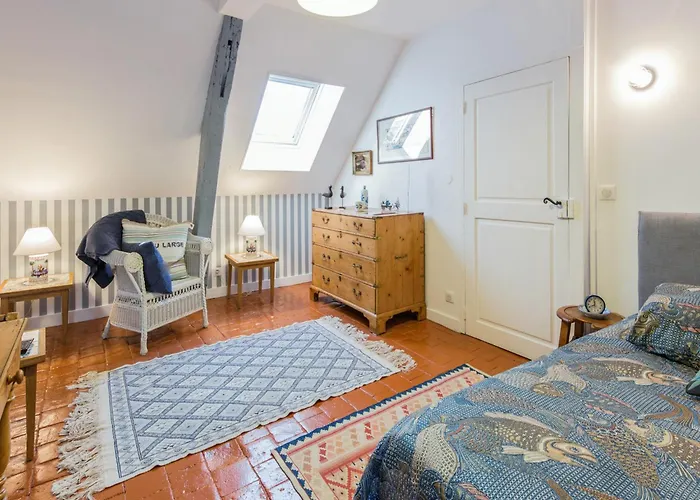 Room In Guest Room - This 10Th Century Home Sits In An Exceptional Setting In The Center Of Orléans