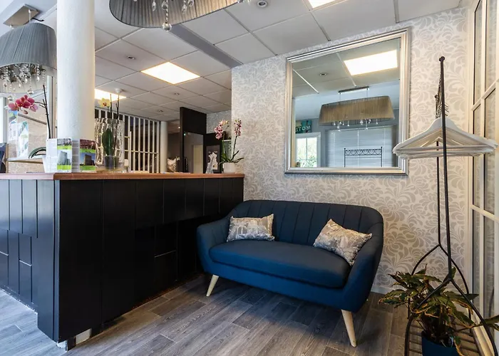 Houdan Hotels