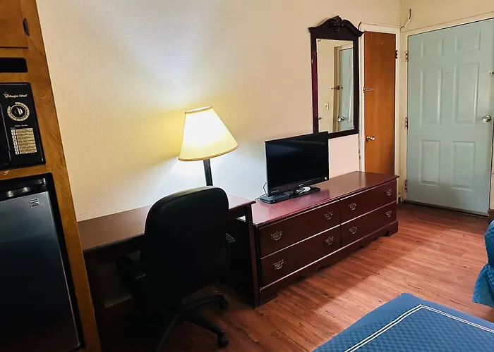 Warrick Plaza Inn