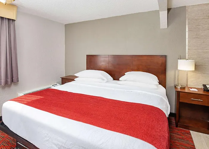 Ramada By Wyndham Bowling Green