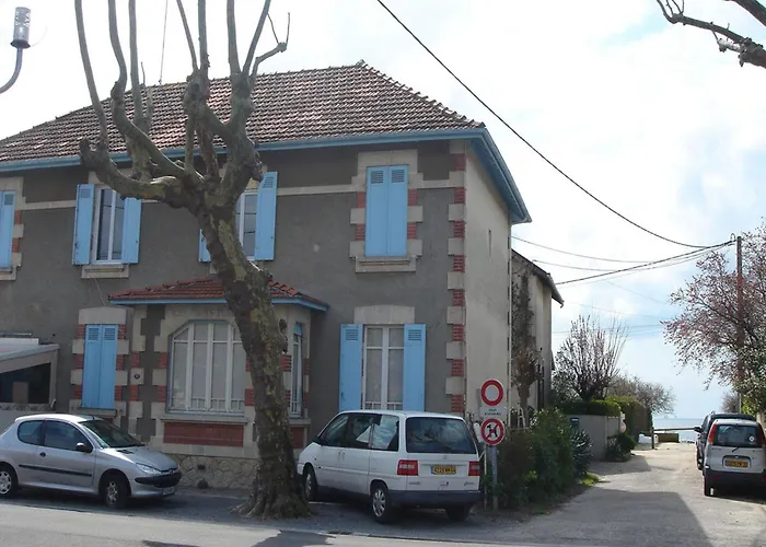 Les Flots Bleus