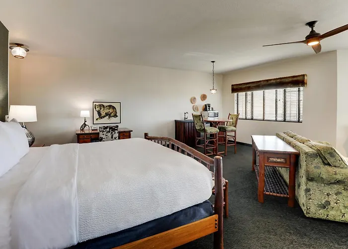Broken Arrow Hotels