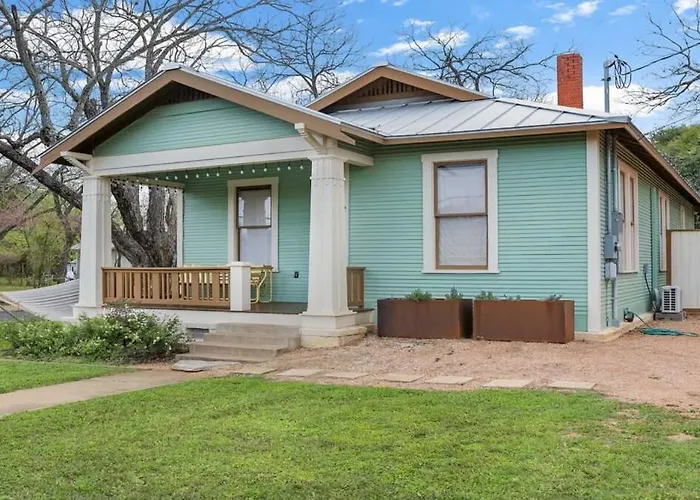 The Downtown Studio 1 Private Hot Tub Fredericksburg