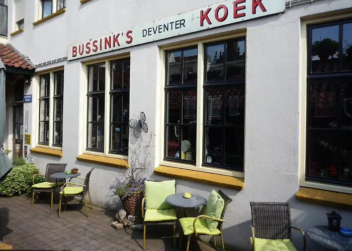 Hotel Hanzestadslogement De Leeuw in het centrum, Snoepwinkel, Hanzemuseum, Koffieschenkerij met Binnenplaats, Kamers met keukentje en Ontbijtservice Deventer
