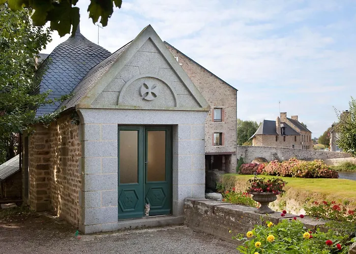 Ducey-Les Cheris Hotels